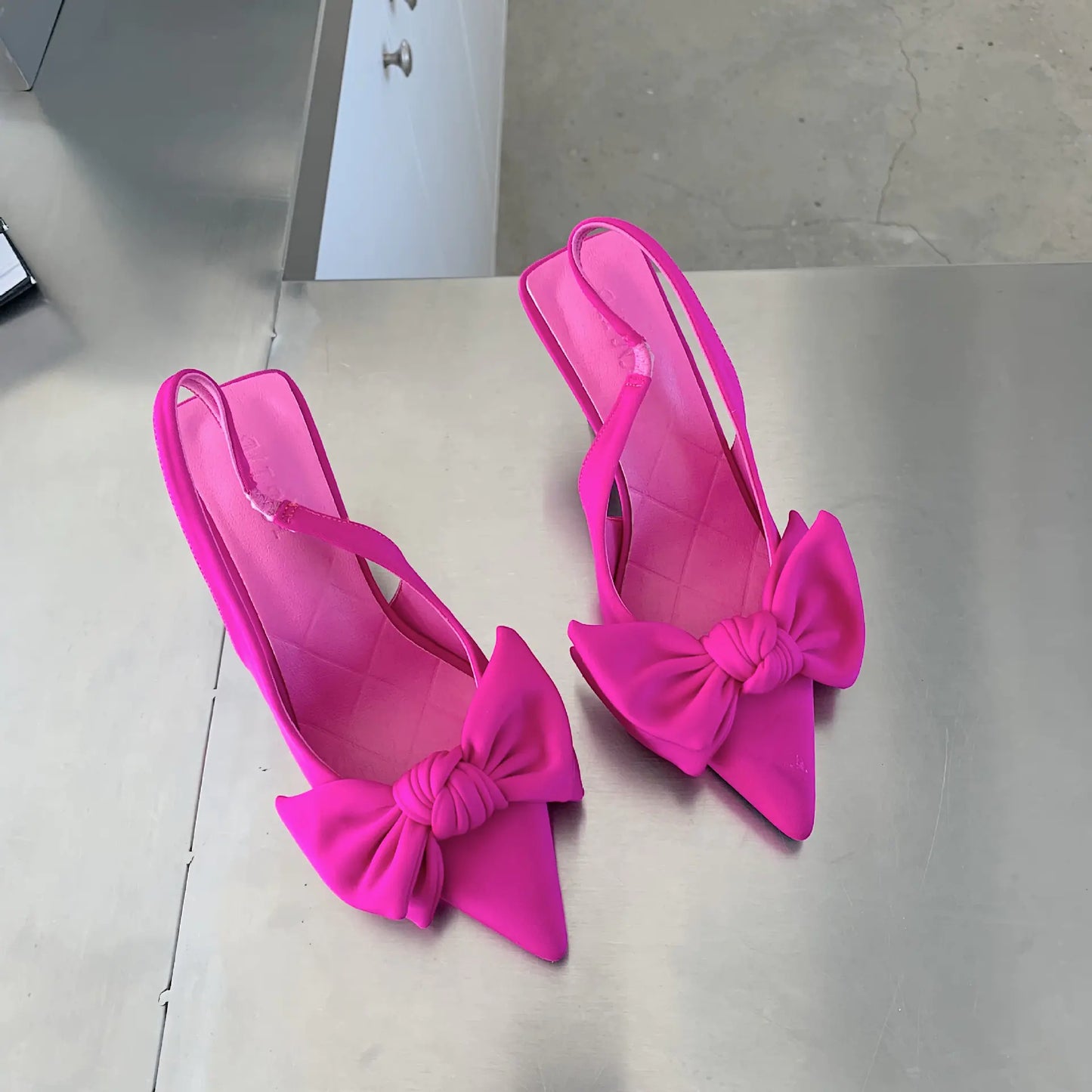 Stiletto Bow Glamour – Conforto e Estilo