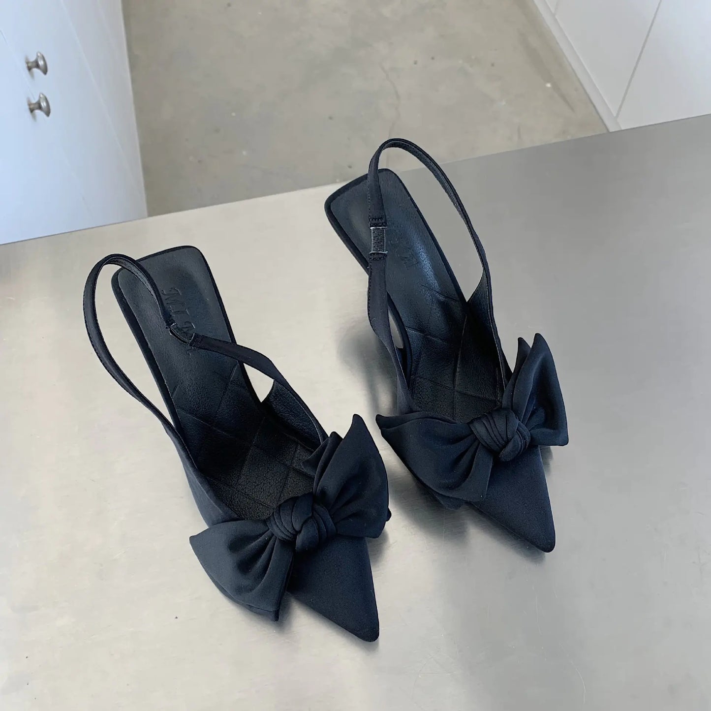 Stiletto Bow Glamour – Conforto e Estilo